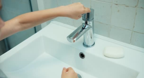 Дитина миє руки — стокове відео
