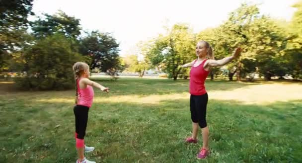 Famiglia che esegue un esercizio nel parco. Fotocamera in volo intorno 11 — Video Stock