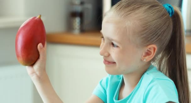 儿童嗅芒果和促进水果 — 图库视频影像