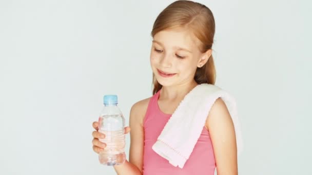 Ritratto sportivo ragazza bambino mostrando bottiglia d'acqua alla macchina fotografica. Zoomare — Video Stock