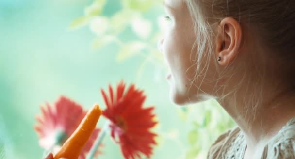 Extreme closeup portrait girl eating carrot and smiling at camera — Stock Video