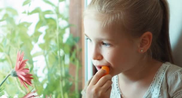 Il bambino ha mal di denti. Ragazza mangiare carota — Video Stock