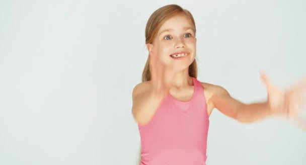 Portrait sportive fille enfant attrapé bouteille d'eau et rire à la caméra — Video