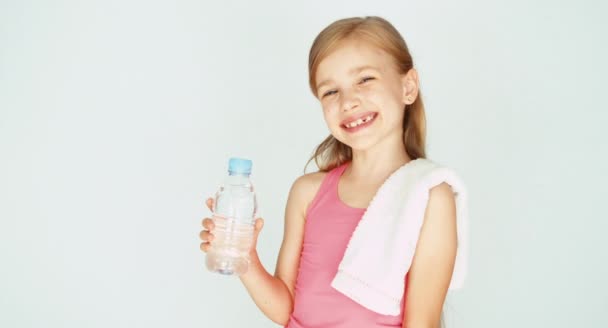 Ritratto sportivo ragazza bambino mostrando bottiglia d'acqua. Pollice in alto. Va bene. — Video Stock