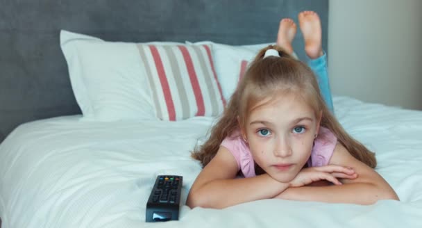 Детский шокированный телевизор — стоковое видео