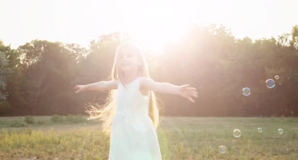 Chica girando en la luz del sol — Vídeo de stock