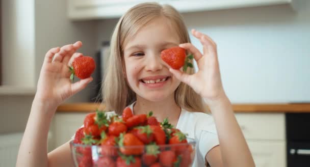 Portrét smějící se dívka s jahodovým očima. Dítě, směje se na kameru — Stock video