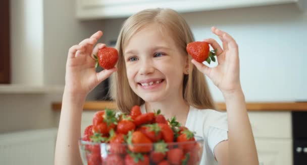 Ritratto ravvicinato di una ragazza con gli occhi di fragola. Bambino sorridente alla macchina fotografica — Video Stock