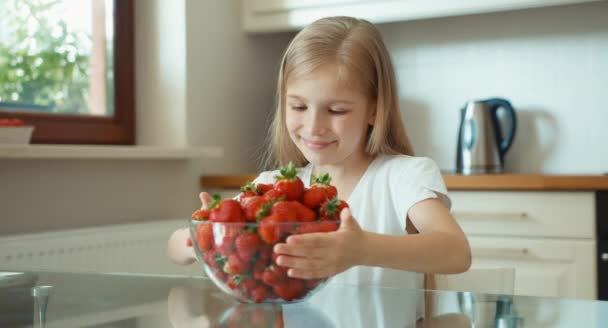 Chica admirando un gran plato de fresas y mirando a la cámara. Pulgar hacia arriba. Ok. — Vídeo de stock