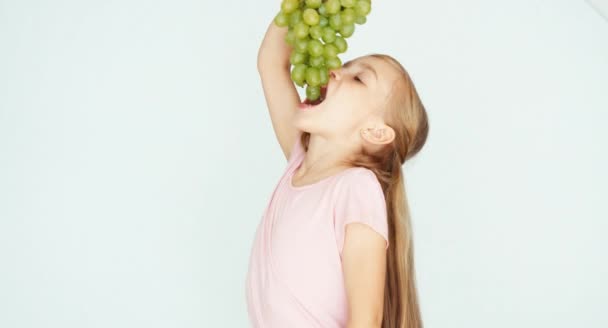 Girl holding grapes and eating it. Thumb up. Ok — Stock Video