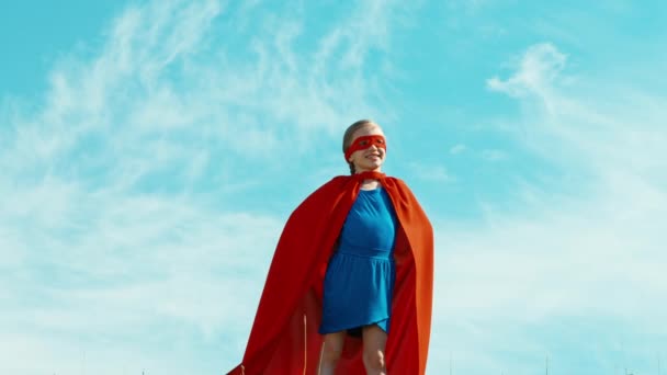 Superhero lány gyermek 7-8 éves védi a világ ellen, a kék ég