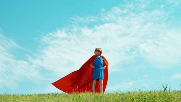Superhero lány gyermek védi a világ ellen, a kék ég