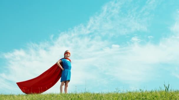 Σούπερ ήρωας κορίτσι παιδί 7-8 ετών προστατεύει τον κόσμο ενάντια στον γαλάζιο ουρανό — Αρχείο Βίντεο