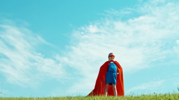 Superhéroe 7-8 años protege al mundo — Vídeos de Stock