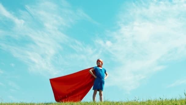 Krachtige superheld meisje kind beschermt de wereld tegen de blauwe hemel — Stockvideo