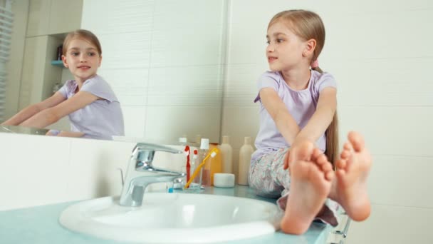 Retrato loira criança menina 7-8 anos sentado no banheiro — Vídeo de Stock