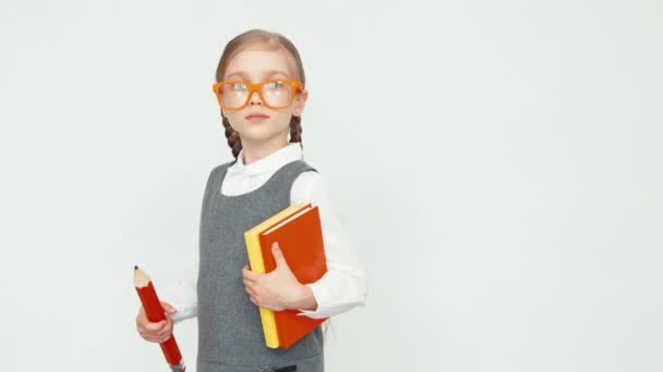 Boos leraar op witte achtergrond met bril — Stockvideo