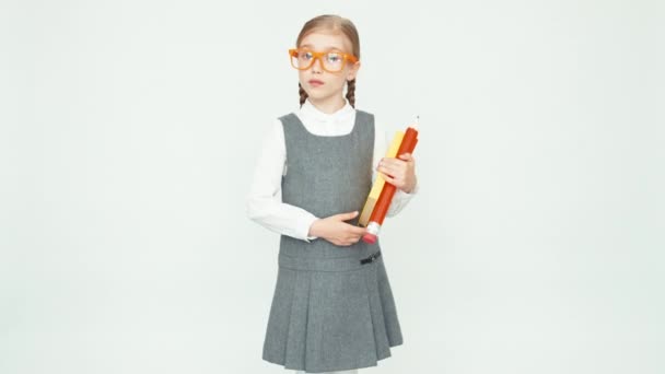 Молодий злий вчитель 7-8 років на білому тлі в окулярах загрожує палець. Дівчина обертається навколо камери — стокове відео
