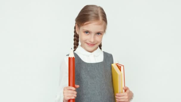 Ritratto carino studentessa felice bambino 7-8 anni su sfondo bianco sorridente con i denti alla macchina fotografica. Pollice in alto. Va bene. — Video Stock