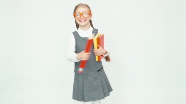 Lindo niño colegiala feliz 7-8 años sobre fondo blanco girando — Vídeos de Stock