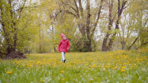 7-8 years girl running and spinning in the park in the spring. Slow motion from Sony A6300 — Stock Video