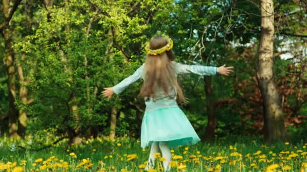 Kız çocuk 7-8 yaş arası iplik dandelions sabun kabarcıkları glade üzerinde — Stok video