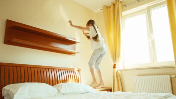 Chica bailando en la cama — Vídeos de Stock