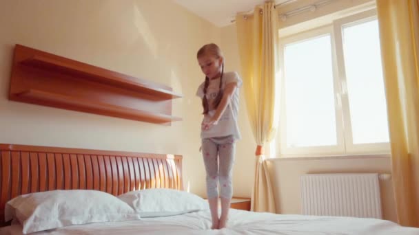 Girl dancing on the bed. Slowmotion — ストック動画