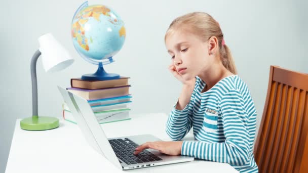 Schoolmeisje met behulp van haar laptop en geschokt en gesloten computer — Stockvideo