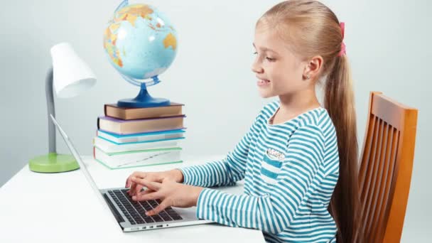 Niño sorprendido por la información de Internet. Chica con sonrisa mirando a la cámara — Vídeo de stock