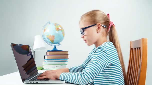 Шокирует в интернете. Девочка 7-8 лет с ужасом смотрит на ноутбук — стоковое видео