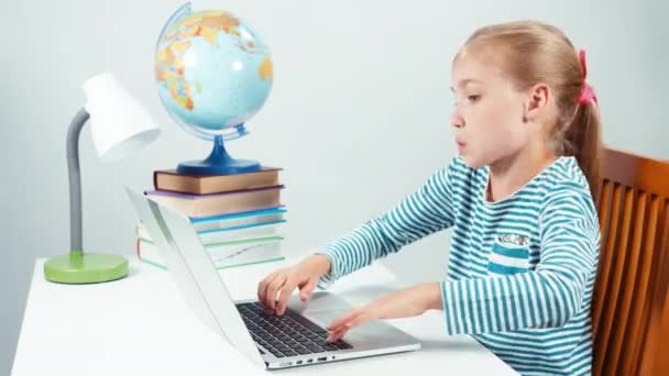 Schoolgirl using her laptop something typing and dancing — Stock Video