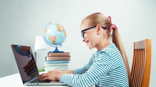 Boos meisje maakt gebruik van de laptop. Snelle verandering van stemming — Stockvideo