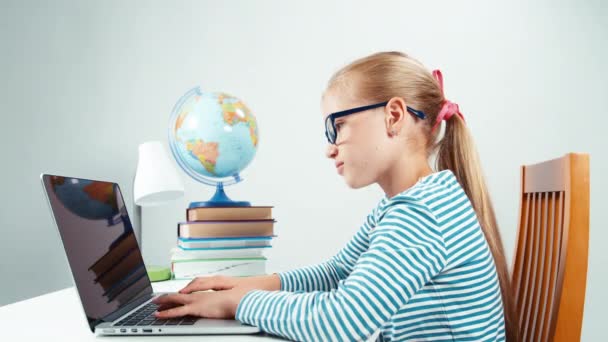 Sorprendente en línea. Niña 7-8 años en gafas con horror mirando a la cámara — Vídeos de Stock