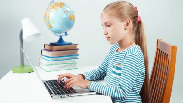 Ritratto bambino scioccato dalle informazioni provenienti da Internet. Ragazza con orrore guardando la fotocamera — Video Stock