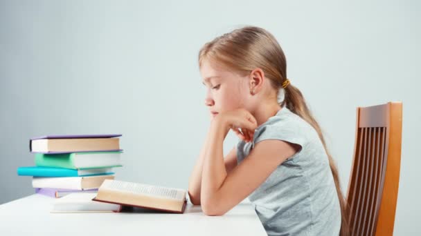 Portré profilt child 7-8 éves olvasó lány tankönyv. Elszigetelt — Stock videók