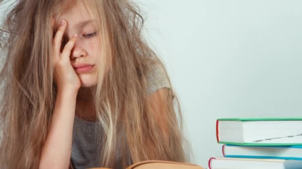 Portret moe verdrietig meisje wil niet studeren — Stockvideo