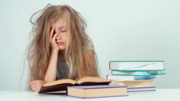 Portret moe verdrietig meisje 7-8 jaar oud wil niet op studie en het lezen van boeken — Stockvideo