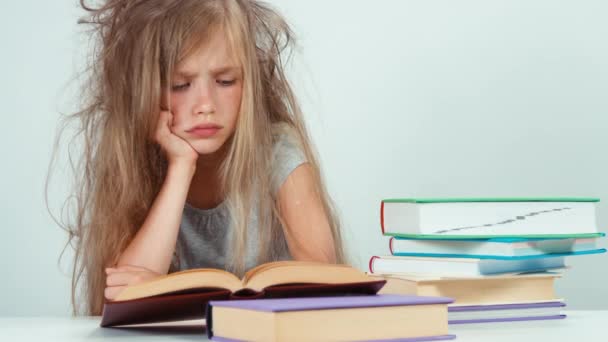 Porträt traurige Schülerin will nicht studieren und ein Buch lesen. Kind isoliert auf weiß — Stockvideo