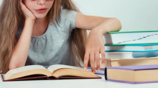 Extremo close up retrato estudante menina com cabelo loiro longo 7-8 anos de livro de leitura — Vídeo de Stock