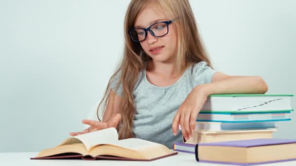 Портрет милая студентка с длинными светлыми волосами 7-8 лет в очках книги чтения — стоковое видео