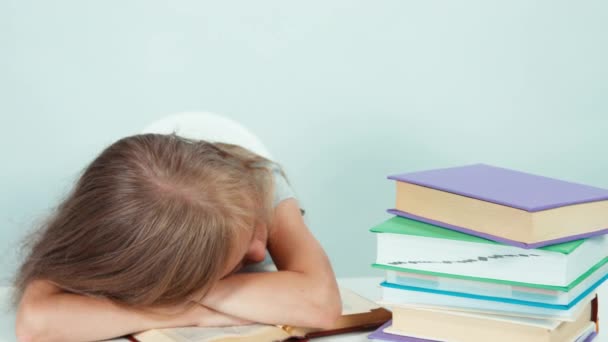 Portret moe student meisje 7-8 jaar wakker en leesboek — Stockvideo