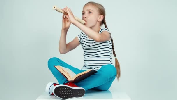 Menina tocando flauta — Vídeo de Stock