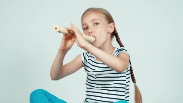 Menina tocando a flauta mágica e sorrindo para a câmera — Vídeo de Stock
