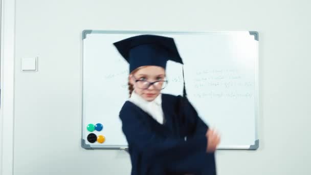 Graduate fille dans le manteau a le pouvoir — Video