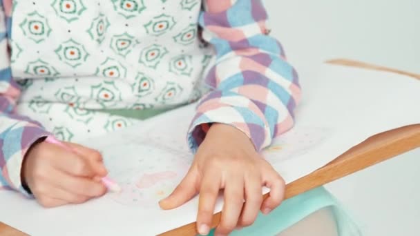 Primer plano retrato niña en sombrero sentado y dibujo mariposa en el tablero de dibujo — Vídeos de Stock