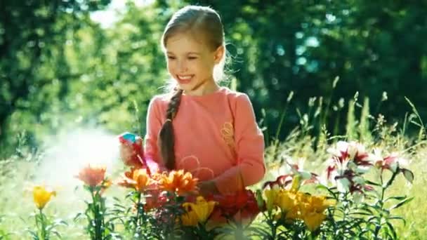 Lány locsolás neki virágot a kertben