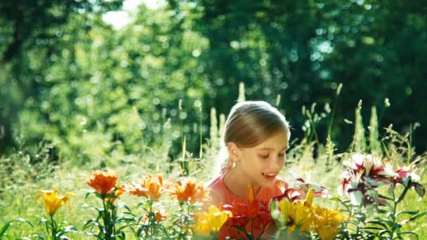 Close up portrait girl singing a song her flowers in the garden — Stockvideo
