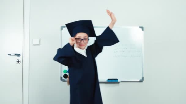 Heureux diplômé dans le manteau a le pouvoir — Video