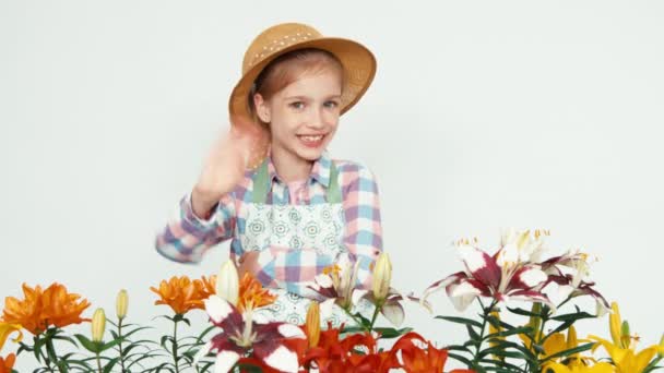 Nahaufnahme Porträt Blumenmädchen mit Hut Blumen verkaufen — Stockvideo